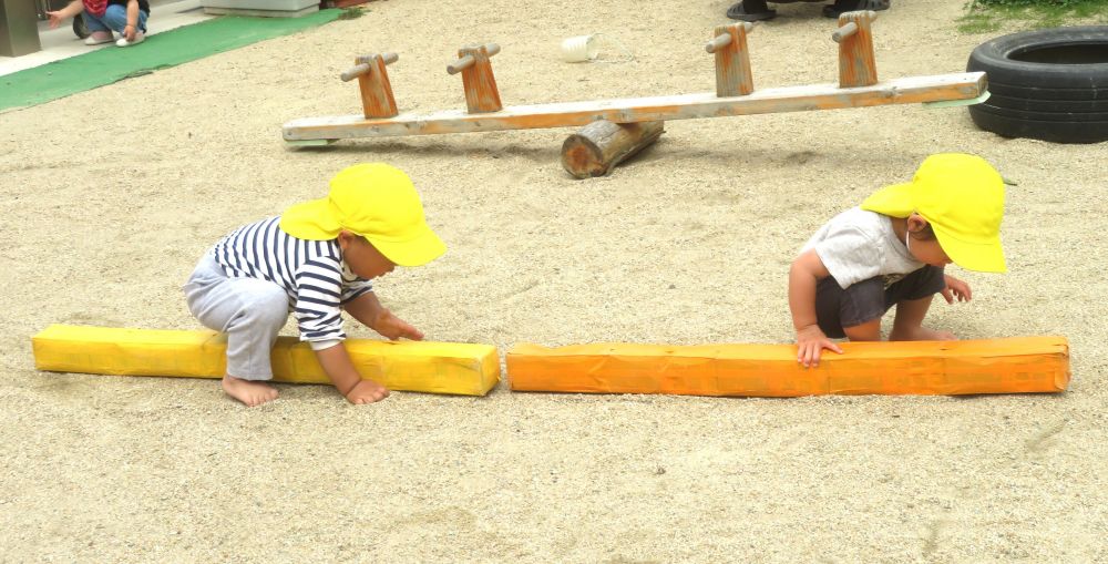 「かも~つ列車シュッシュッシュ♪」
歌を口ずさみながら園庭をぐるりと回るN君
N君には長い平均台が大好きな貨物列車に見えたみたいです
自由に…心が動くままに…一生懸命遊んでいます♡