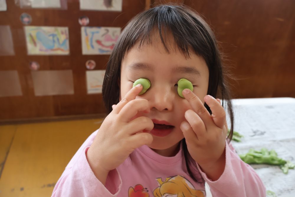 『見て ! ! 目みたい♡』
感性豊かな子どもたちの発見やつぶやきを
大事に見守っていきたいと思います♡