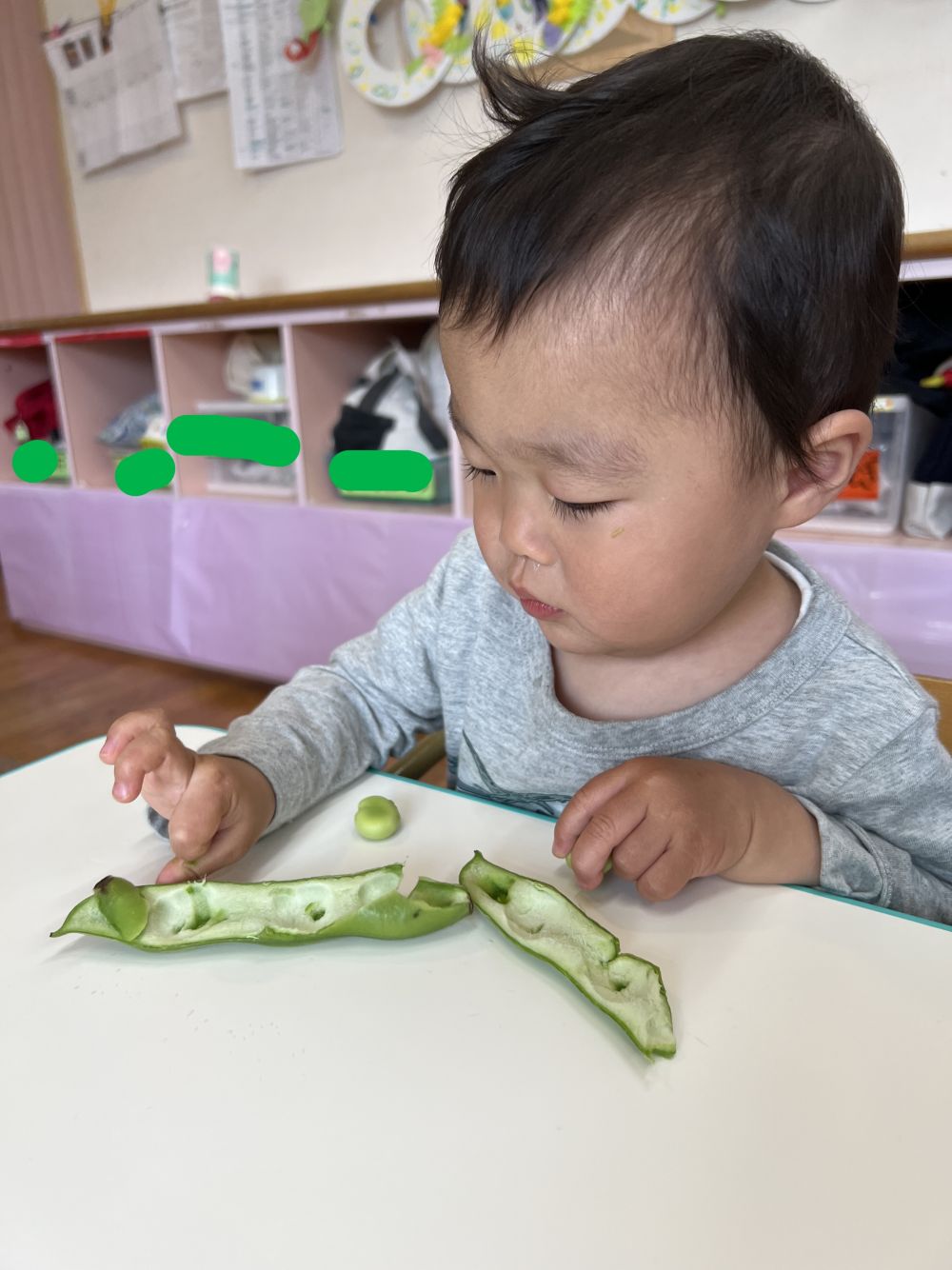 そらまめを全部出してふわふわを
つんつんとするYくん。
みんな色んな楽しみ方で
そらまめを触ることができました!