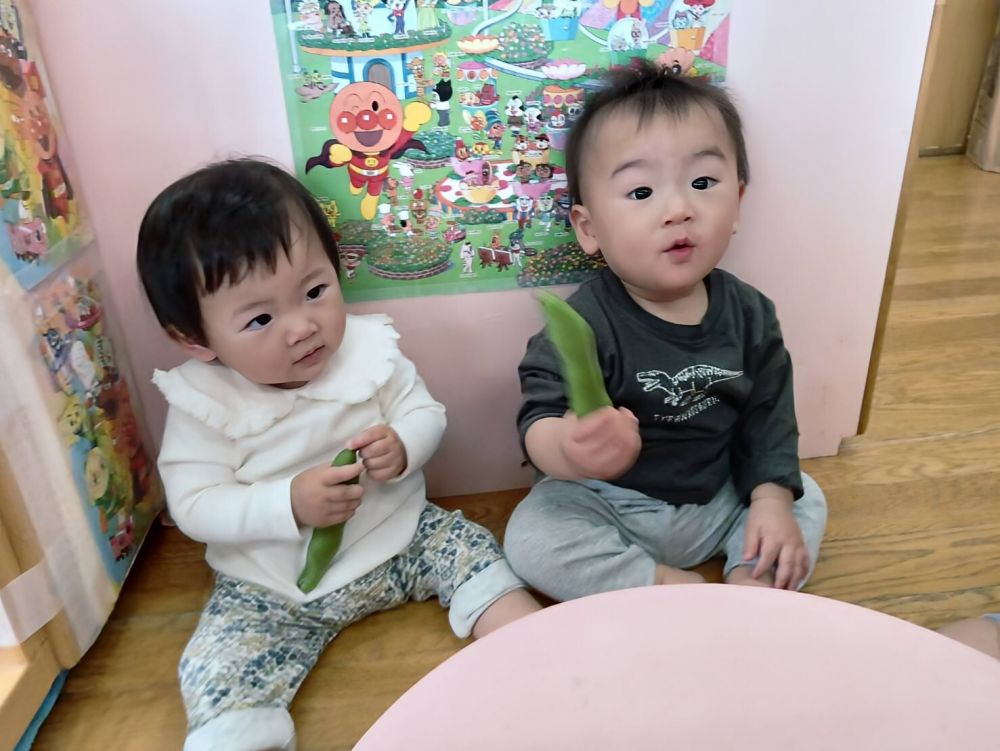 そら豆を上手に触っていたAくんとNちゃん✨