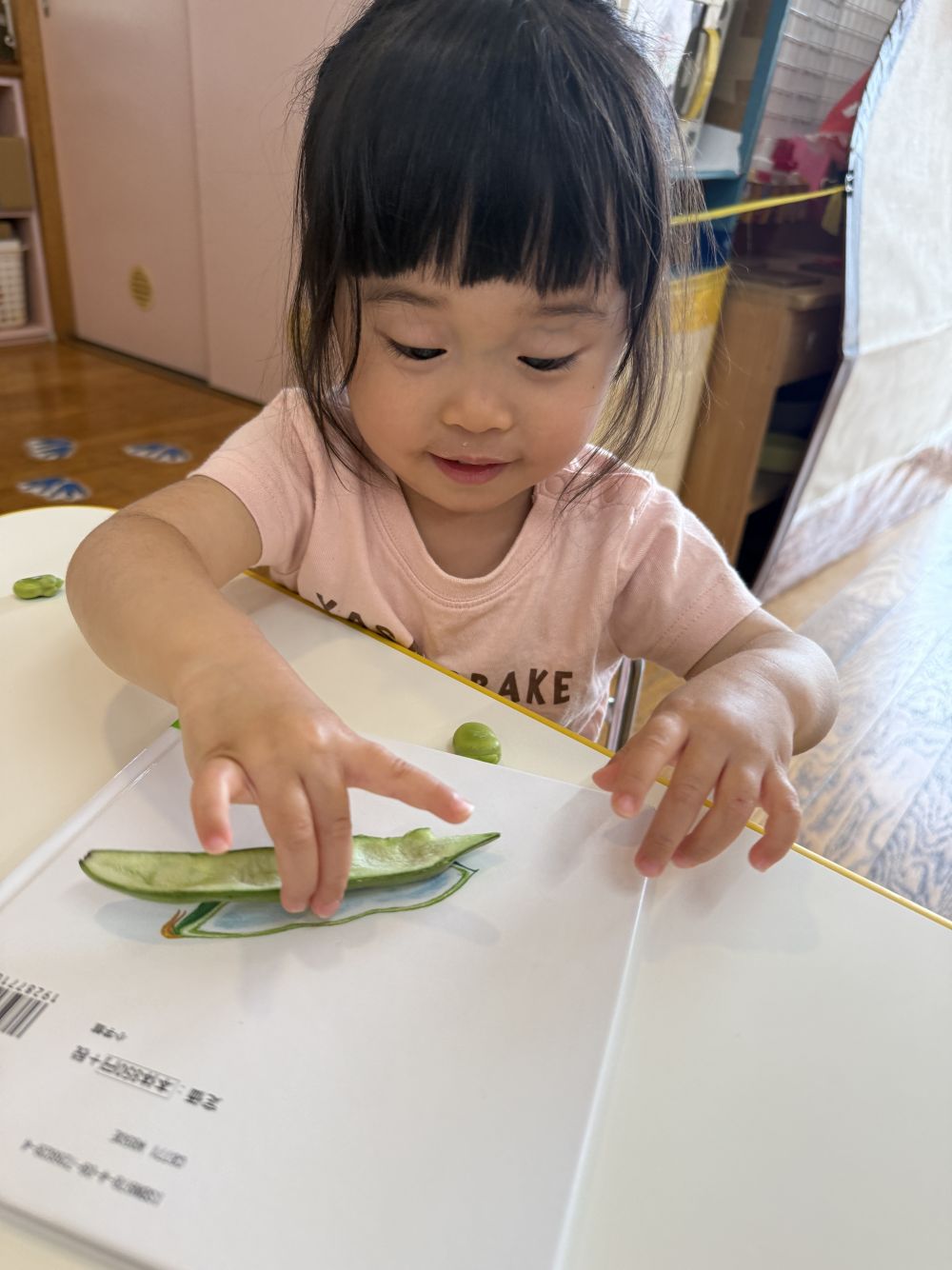 指先を使ってむぎむぎすると…
中から、絵本で見たそらまめくんがこんにちは!!
そして、ふわふわのベッドを見つけて、
「いっしょ♡」と、重ねてみるTちゃん。