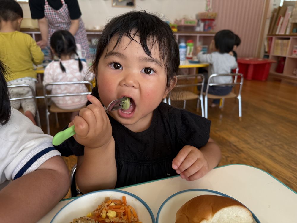 給食の時間。
そらまめくん登場!
パクッと食べたSちゃん!
「ちょっとにがいー」と、言いながらも、
全部食べてくれました☺️👏