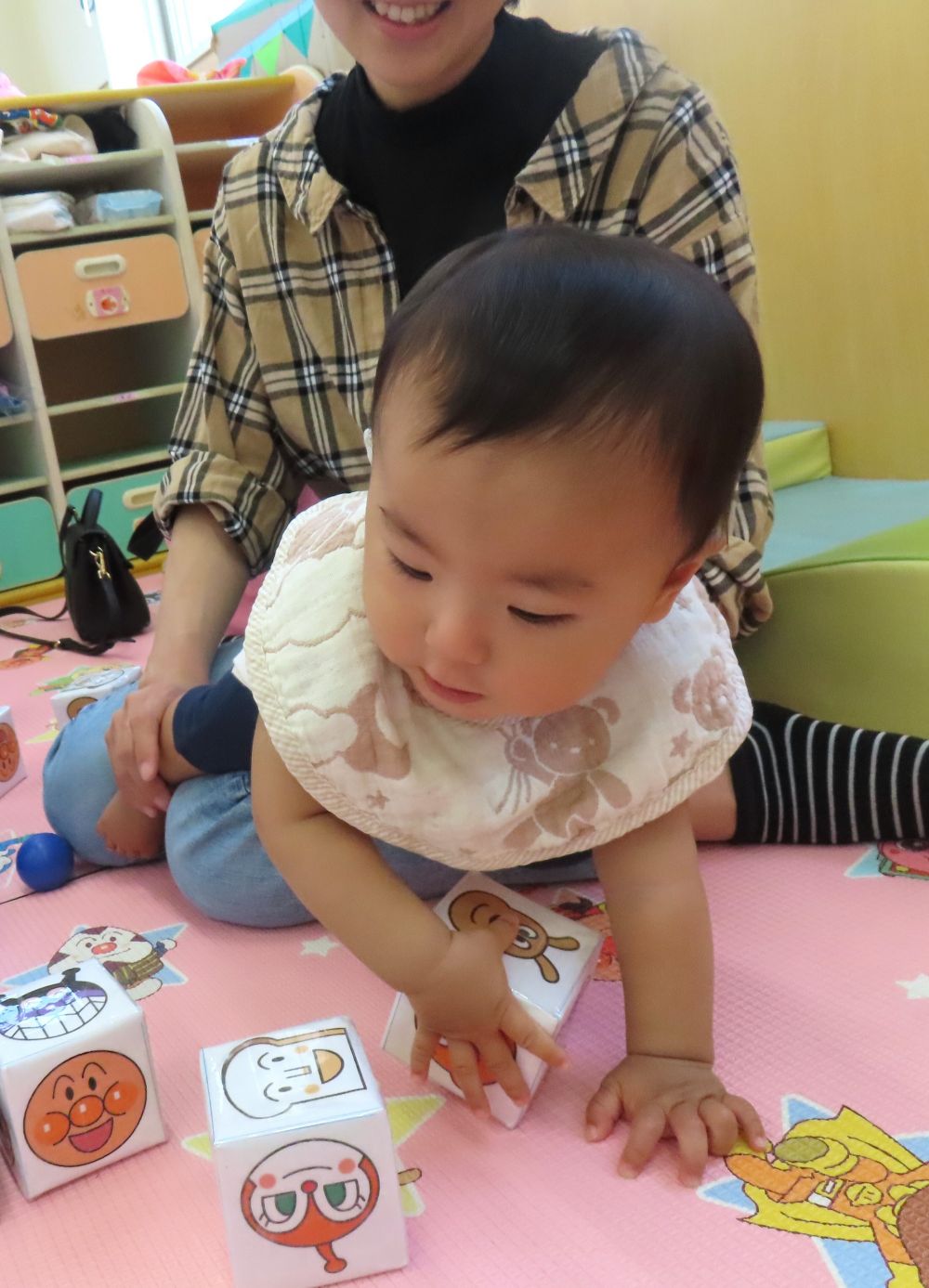手作りの”アンパンマン積み木”
倒すの上手💗