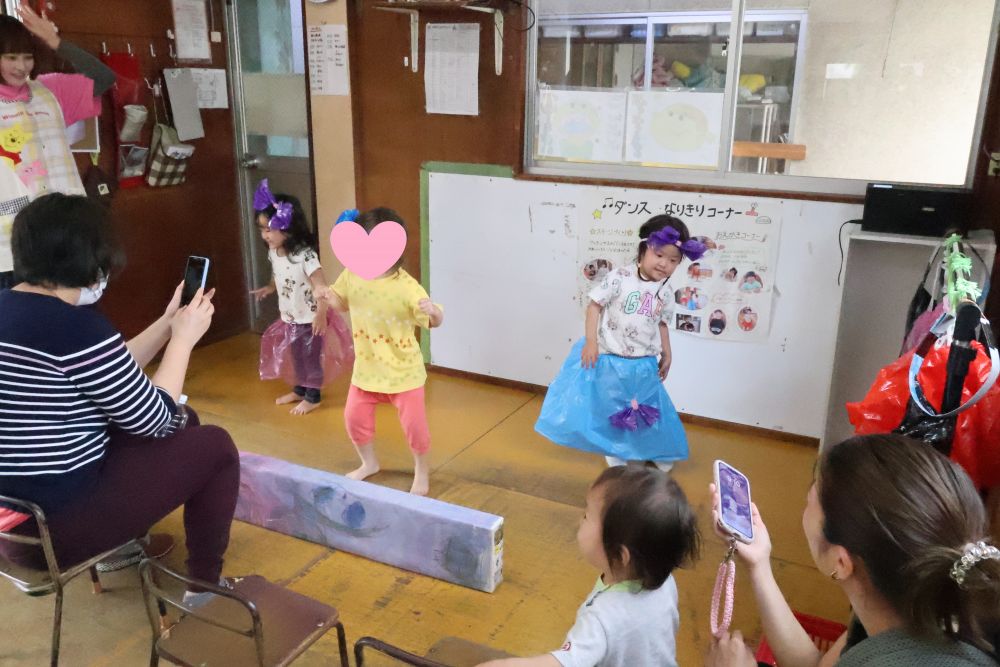リズムに合わせて1・2・3!
かわいい衣装を着て、プリキュアやアイドルになりきっちゃおう♪