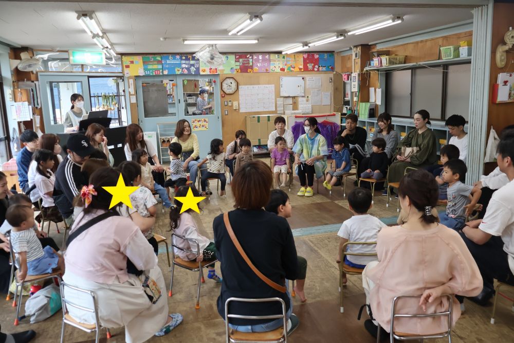 元気いっぱいな歌声で朝の会!
たくさんの人に見守られて
ちょっと恥ずかしかったけど
お返事もがんばったよ♡
子どもたちの
“楽しい” “やってみたい”
を十分に受け止めて
遊びや友達との関わりを
広げていきたいと思います♡
お忙しい中ご参加いただきありがとうございました!!