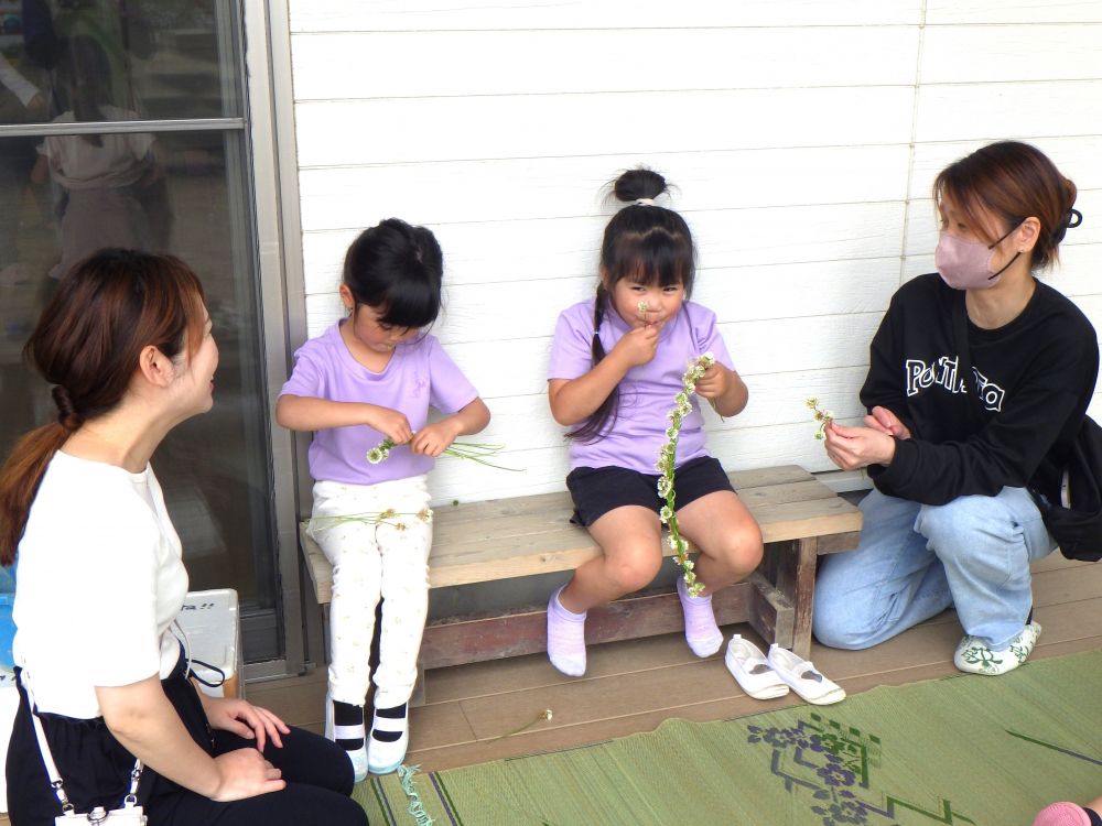 大好きなおうちの人と一緒に遊べる保育参加♡
いつもは仕事が忙しかったり
兄弟がいて我慢をしないといけなかったり
なかなか時間をとることが難しい事も・・・
でも今日は独り占め♡嬉しくてたまりません！♡



「シロツメクサの冠こんなにできるようになったよ！」
「豆ふけるよ！音が鳴るよ！」
できるようになったことを見てもらいたい♡

「待ってゆっくりやって～どう作るん！」
「わー！初めて鳴った！！」
お母さん達も初心に戻り子どもに教えてもらいながら挑戦♡