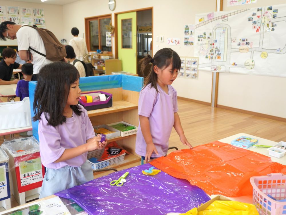 いつもはこうして遊んでいるんだ！
この友達と遊んでいるんだ！
こんなこともできるんだ！
普段の園での様子が少しは伝わったかなと思います♡



おうちの人とだけでなく
子ども同士の関わりもありました♡
「ポケット作ろう！」
「リボンもつけたいね～」
どんなのにするか話しながら衣装作り！