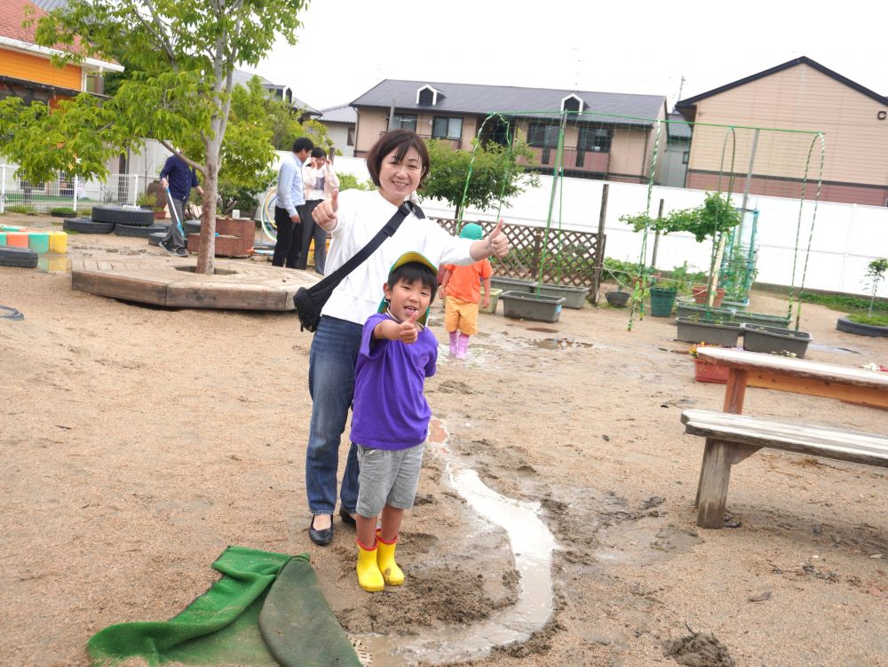 道を作って…
水が流れるようにしてくれたIくん！
「グッジョーブ！！」

雨上がりの園庭は水たまりがいっぱいなので…
排水溝の所まで道を作って流す作業をいつも先生と子どもと一緒にやっています！
その作業も何も言わなくてもやってくれました♡