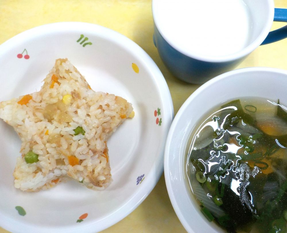 シーチキンにんにくチャーハン
わかめスープ
牛乳