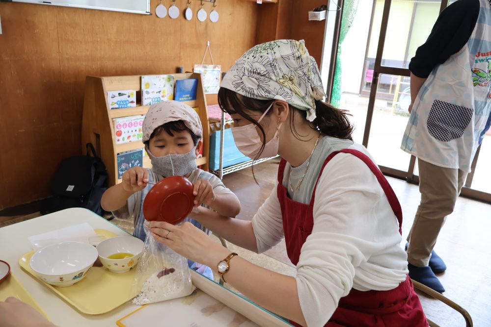 初めての取り組み 【親子クッキング】
おうちの人と一緒ということもあり
とても足取り軽く
ワクワクルンルンで登園してくる子どもたち♪
先生たちはちょっぴりドキドキ ・ ・ ・
今回一緒に作るのは 『プリッツ』
給食の先生の話をよーく聞き
クッキングスタート★
まずは材料を袋に入れてまぜまぜ♡