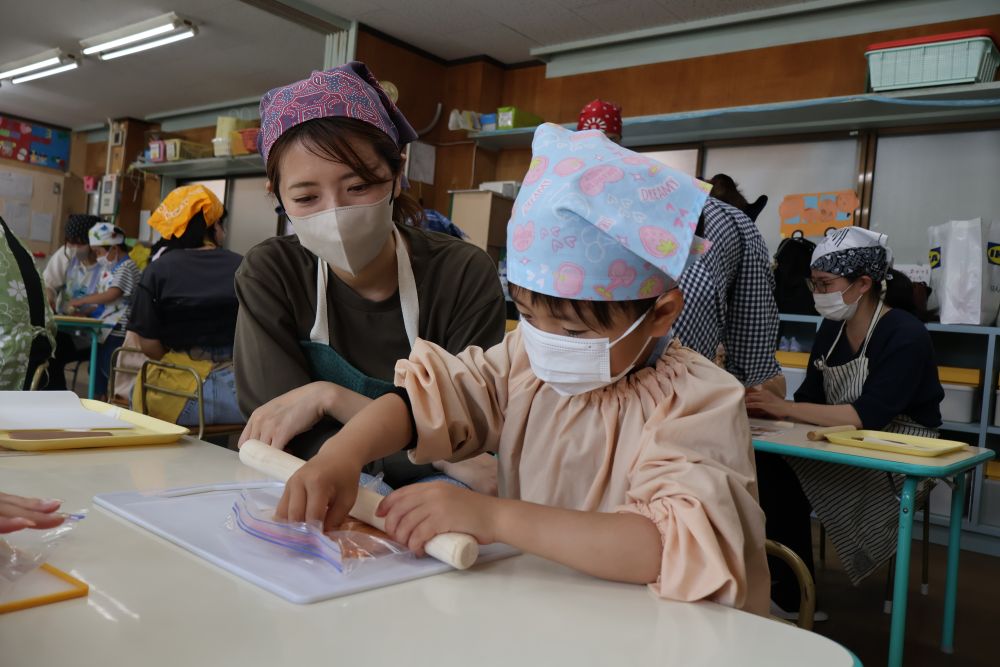 混ぜたら生地をしっかり伸ばします!
思ったよりも力がいる ・ ・ ・
子どもの“やりたい”気持ちを尊重しつつ
難しいところをさりげなく手伝うおうちの方たち♡
子どもたちは伸び伸びと取り組んでいます!