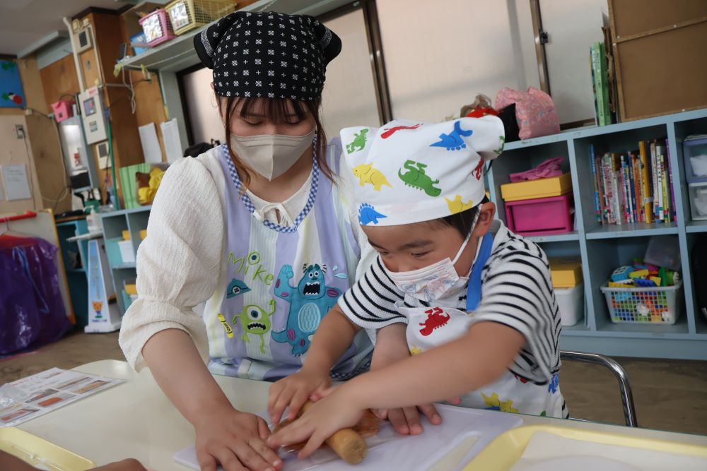 力を込めて袋いっぱいに生地を伸ばす!
その様子を見てすかさず袋を抑えるお母さん
さすが親子のコンビネーションです♡