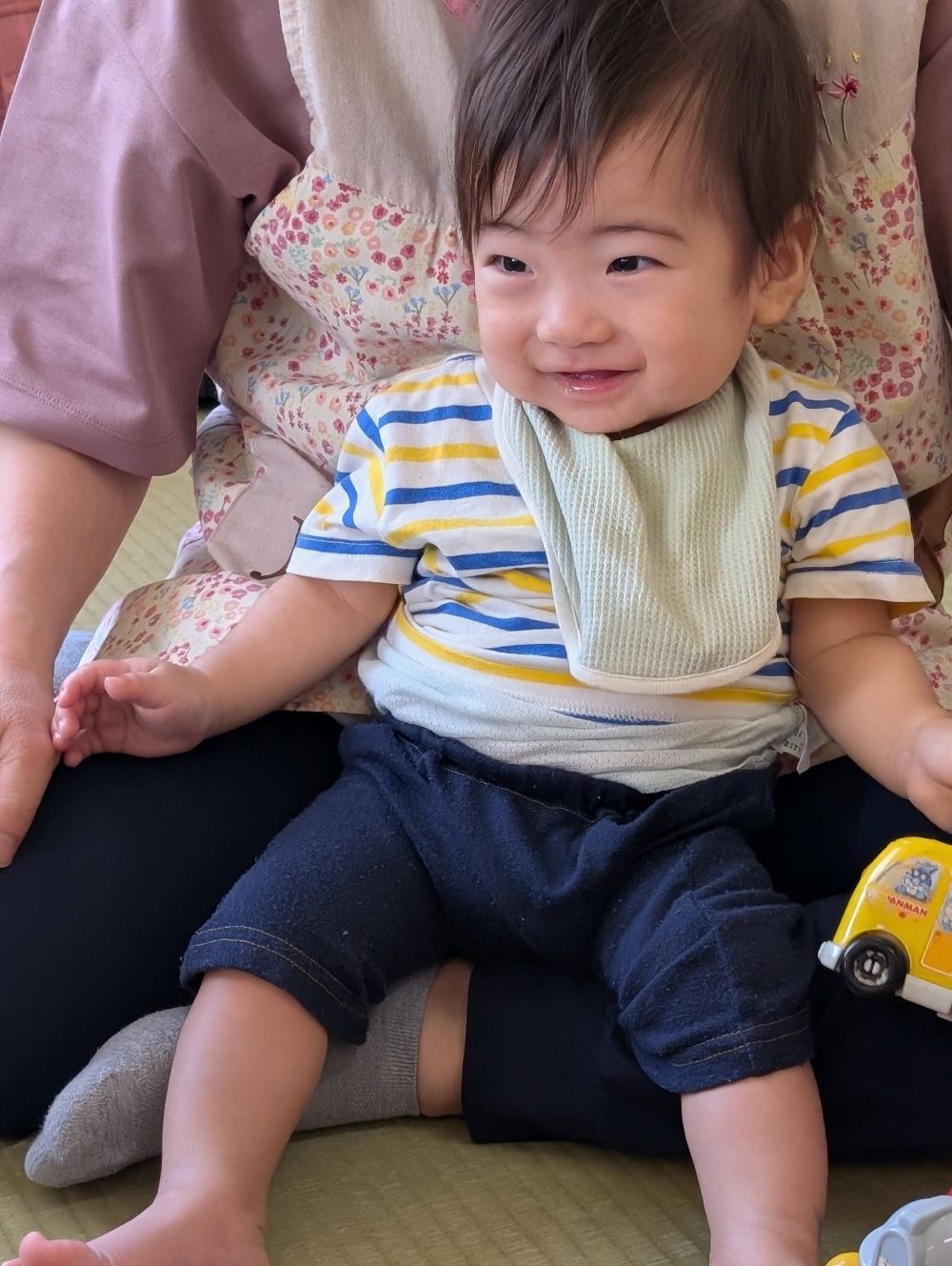 うさぎ組さんに新しい友だちが入園しました♪
先生のお膝の上でおやつも食べれたし、
泣かずに機嫌良く過ごせたMくん😊