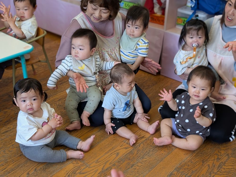 ひよこ組さんのお歌の時間に参加して、
歌も楽しみました!