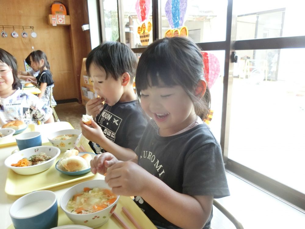 自分たちで剥いたそら豆が給食に‼
「 さっきよりも小さくなってる 」
と、気づく子ども達
剥いた時と、ゆでた後の大きさの違いに
気付くことができました☆
自分たちで剥いたそら豆は
いつもとは一味 違うのかな…
みんなたくさんおかわりしていました♬
