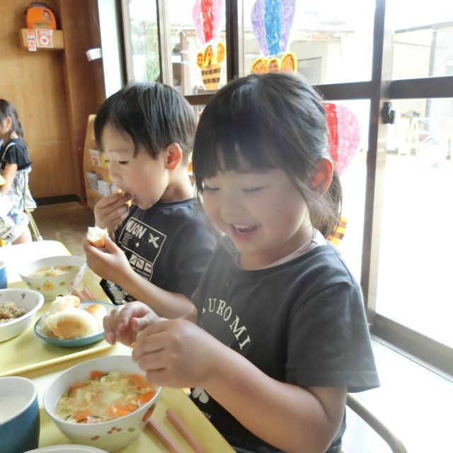食育の日②(そら豆の皮むき)　＊４歳児＊