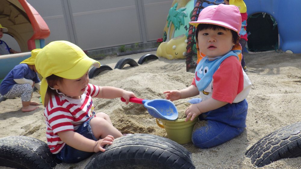 砂場に座ったFくん、Yちゃんと一緒に砂遊びを始めます
Yちゃんの遊んでいる様子を気になる・・・と観察し、砂を触り、感触を楽しんでいます