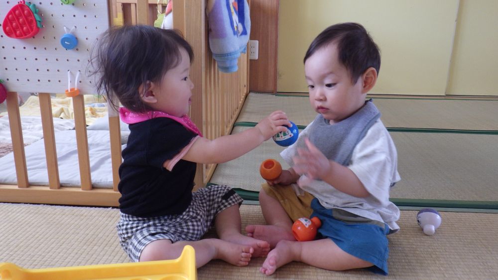 大人気なアンパンマンのおもちゃで遊ぶMちゃんとSくん
「はい、どーぞ!」
「ありがと」
次はお返し
「はい、どーぞ!」
楽しいな!
お互いに渡しあい、ニッコリ♪
色々な遊びを楽しんでいます