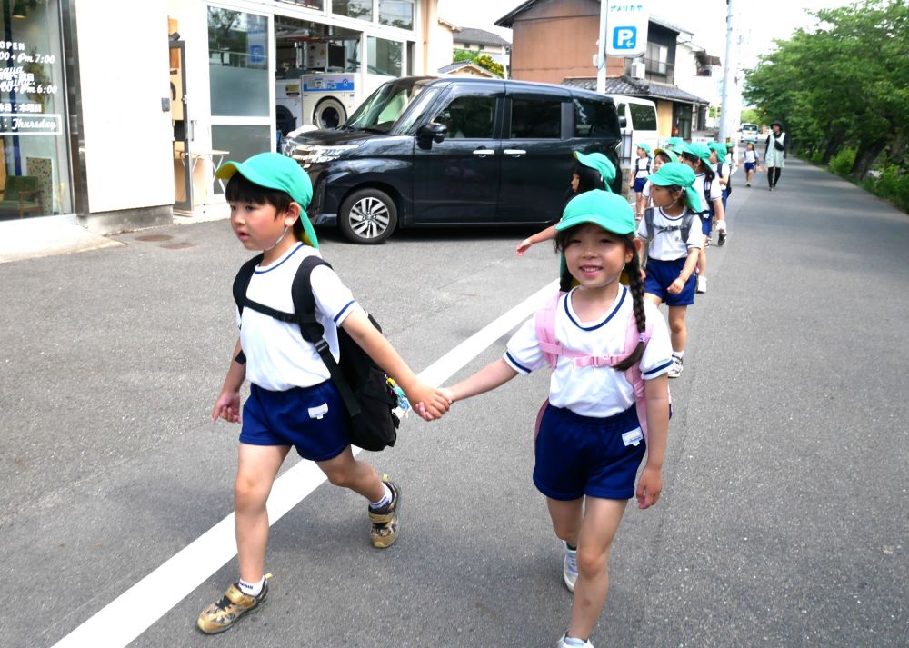 いくつになっても働く車はかっこいい!
カレンダーを見ながら、消防署見学を
楽しみにしていたキリン組さん
元気に出発しました
約一時間ほどの道のりも
友達との会話を楽しみながら到着
すれ違う人やお店の人に自分たちから
「おはようございます♪」 と、あいさつ
自然と笑顔も出て気持ちがいいですね♪