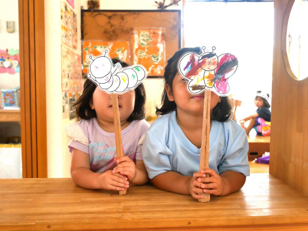 大好きな虫と一緒に♡
遊んだり・・・ 話をしたり・・・
一緒に居るだけで安心するようです
4・5月で見つけた自分の好きな虫を持って・・・
『あおむしの後ろに隠れているのは誰でしょう?』
『ちょうちょの後ろにもいま~す!!』