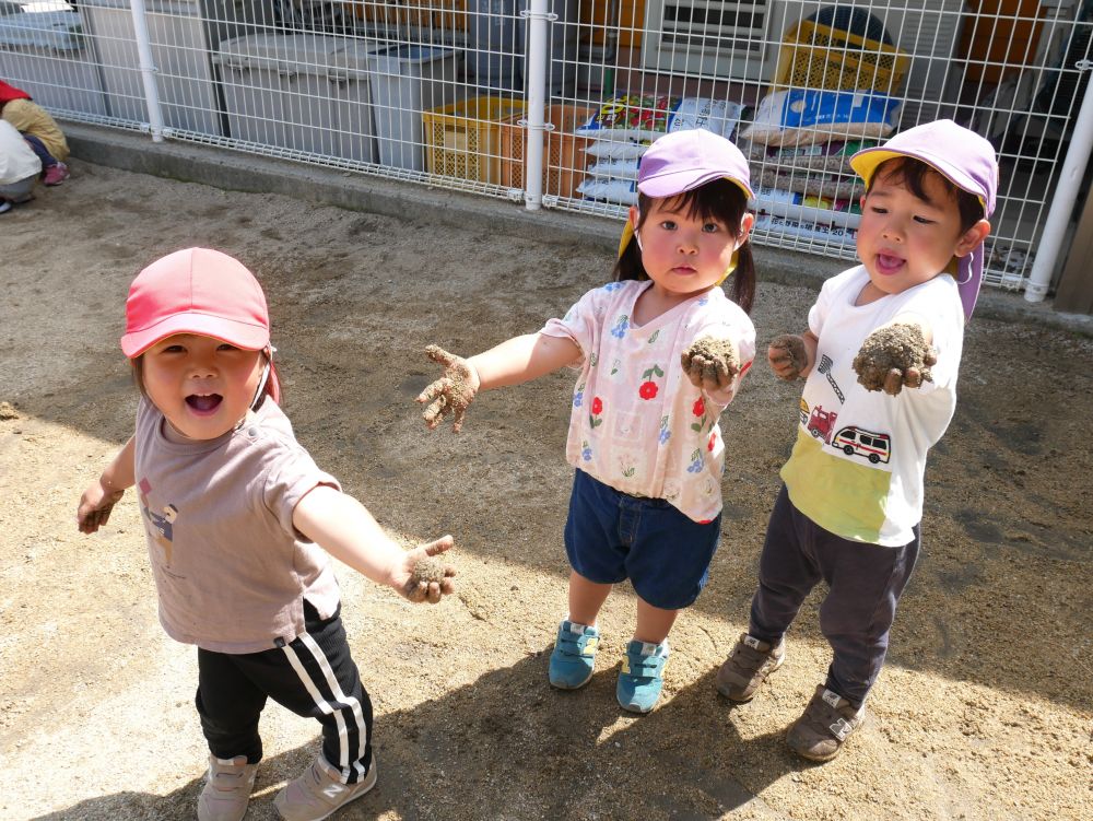 毎日コツコツ泥団子作りをする子が増えてきて
『今日も作る!!』
遊びに夢中になっている子どもたち
『みてみて~♡上手にできたでしょ?』
自慢の泥団子をみせてくれました