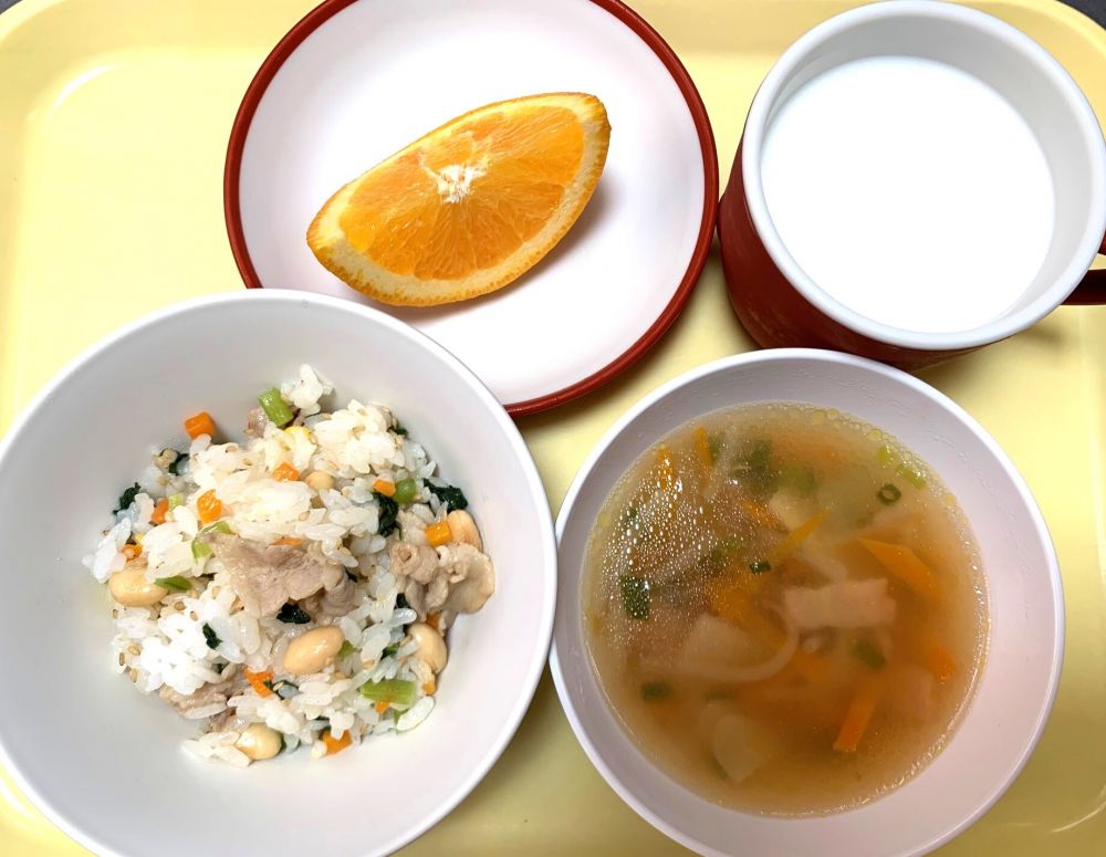 中華菜飯
ワンタン風スープ
オレンジ
牛乳