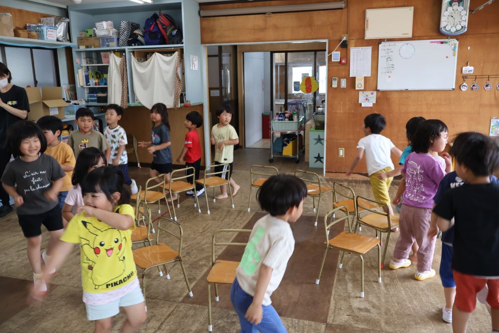みんなでイスとりゲームをしました♪
「やり方しっとるよー!」
「早くしたーい!」
とわくわくが止まらない子どもたち。
「1つのイスに2人座ったらどうする?」
と聞くと、
「ゆずってあげる!」
「ジャンケンして決める!」
と子どもたちからいろいろ出てきました!
一緒にルールを決めて、イスとりゲームスタート!!
踊ったり、リズムに合わせて歩いたりしました。