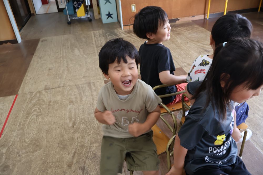 繰り返していく中で
さっとイスに座れるようになりました!!
音がいつ止まるのかとハラハラ、ドキドキしながら、
ちょっぴりフライングしてしまう姿も…
座れたときは
「やったー」
と嬉しそうな表情♡