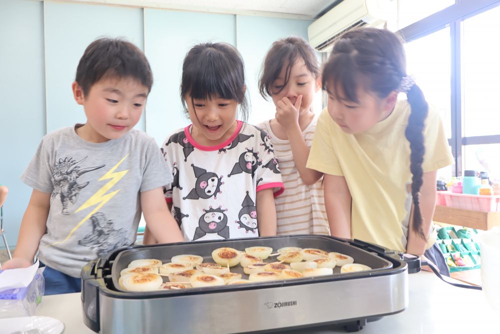様々な食材や旬に触れる
菜園活動や食育を通して
興味・関心を広げています
ゾウ組のときに植え
キリン組で収穫した玉ねぎを使って
玉ねぎパーティー♡
耳を澄ますと
「ジュー!パチパチ!!」
とステキな音が♡