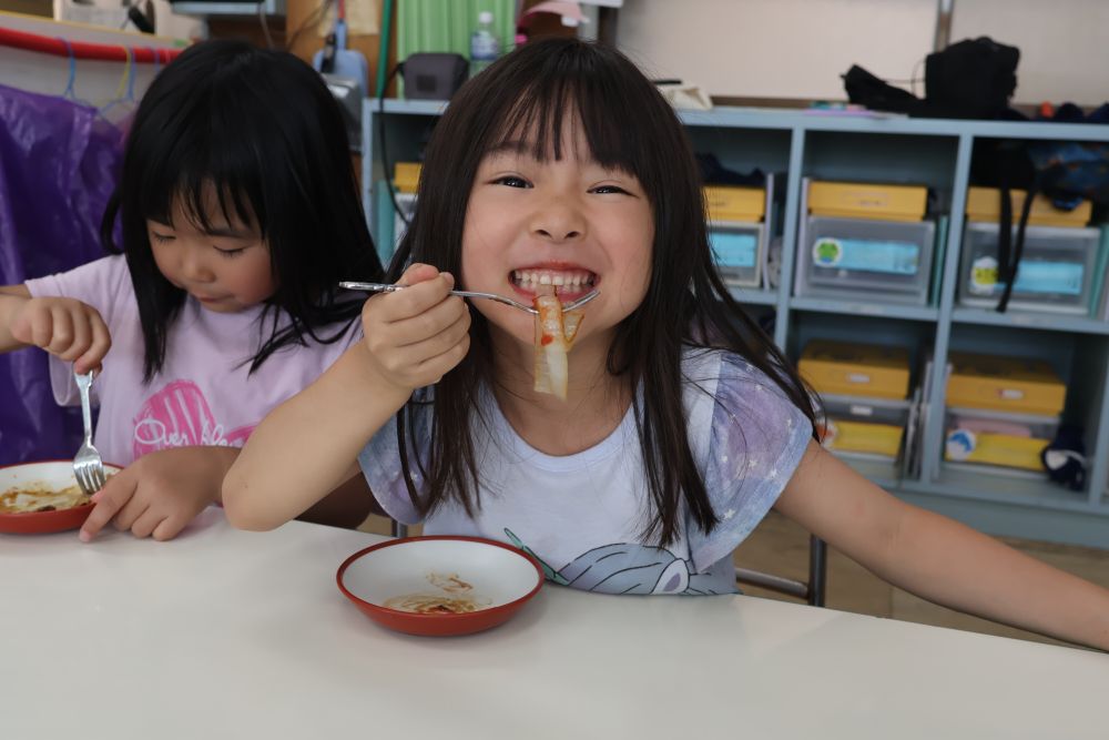 『いただきまーす♡』
出来立てほやほやの玉ねぎは格別です♡
もちろん!
自分たちで収穫した分
おいしさ倍増 ! !
「お母さん、今日帰ったら玉ねぎ焼いて!」
あまりのおいしさに
お迎えの時にお家の人に頼む姿も見られました!
心も体も大満足!
このあと元気いっぱいで
マラソンに行きました☆