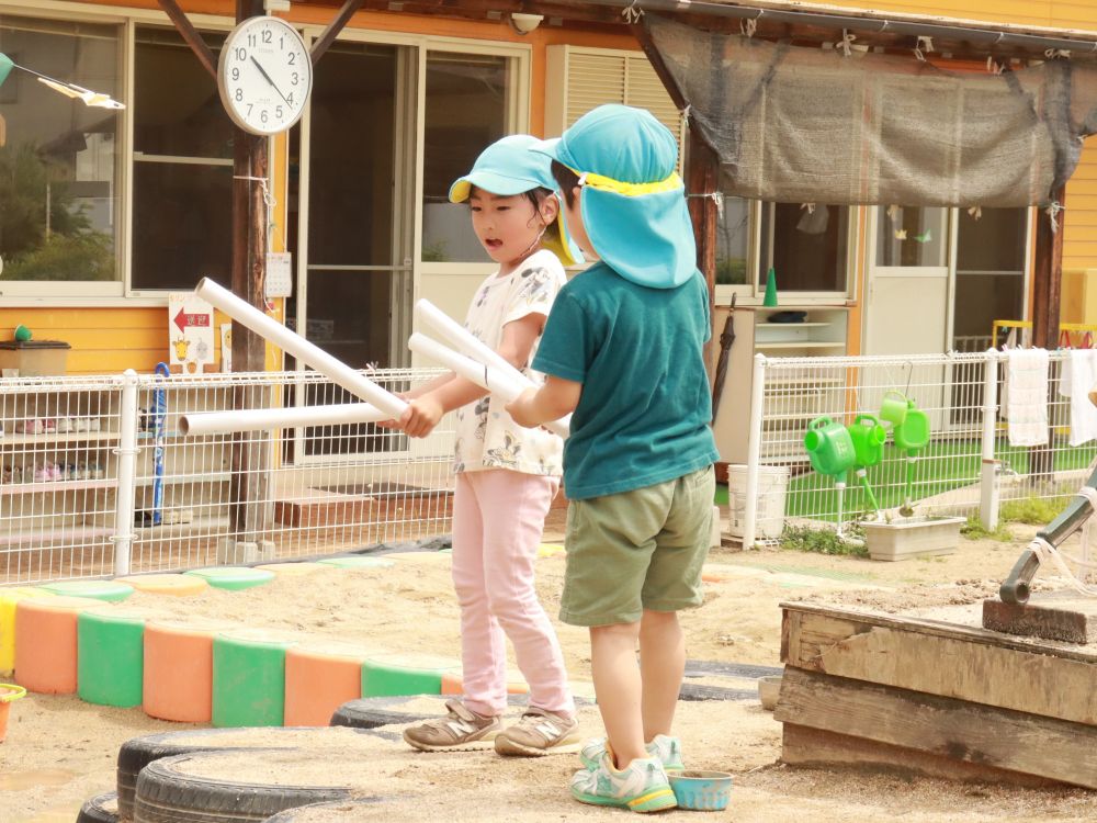 それを見てラップの芯で応援をする応援団も現れました
少しずつ雰囲気が整ってきています