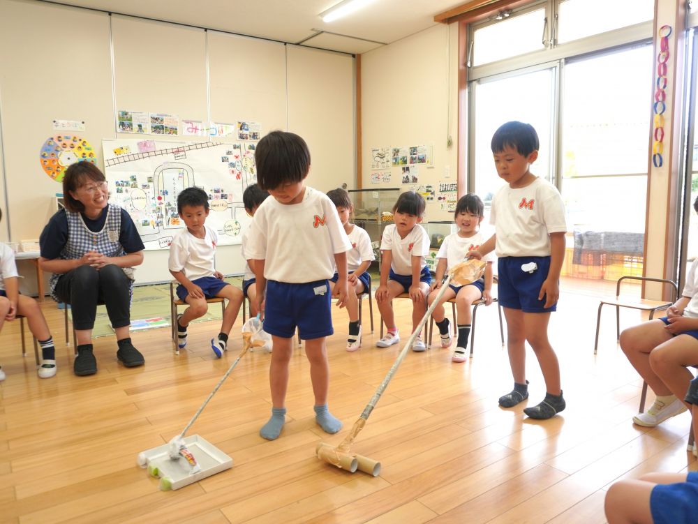 持ち手も吸ったごみが入るところもあり
写真じゃ伝わりにくいけど工夫がいっぱいの作品!!
振り返りの時間でみんなに紹介♡
紹介してみんなに認めてもらうことで自信に繋がったり
周りの子も”すごい!作ってみたい!”と遊びに繋がったりしています♡