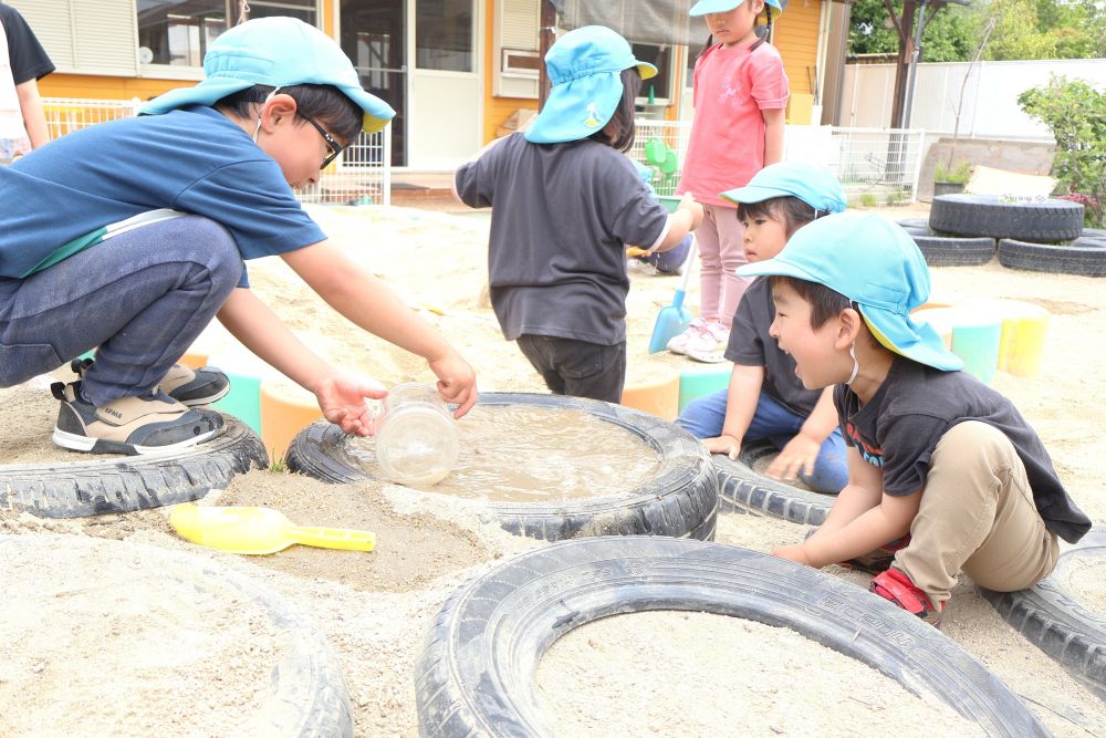 タイヤのくぼみを活かして…!
「ここに水を流したらどうなるのかな~?」
「あふれてきたよ!?」
「じゃ、また砂を入れて埋めよ~」
水の量や流す勢いを楽しみながら、
今度は砂をまた入れて…。
友達と大はしゃぎしながら繰り返し楽しむ♡