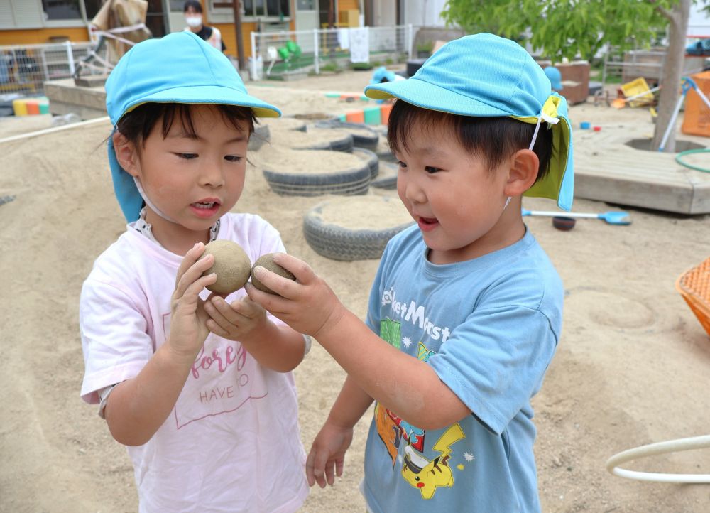 どろだんごで…!
夢中になって作ったどろだんご♡
「どっちの方が大きいかね~?」
「でも、ツルツルなのはこっちじゃない?」
友達のどろだんごと比べるなかで
次に作るどろだんごへのコツを掴む…
砂って…水って…泥って…
ほんとうにおもしろい!!