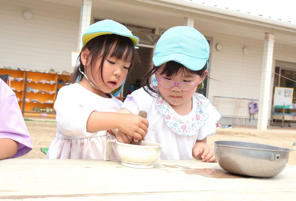 少しずつ気温も上がり、水を使った遊びに興味津々!
その中で色水遊びの魅力に気付く姿が…♡
「ごりごりしたら色が出てきたよ!?」
「一緒にやってみよ~」
花を潰してみると色が出てくることを発見☆
潰したり、混ぜてみたり…
友達と一緒にすりこぎを動かしてみる!