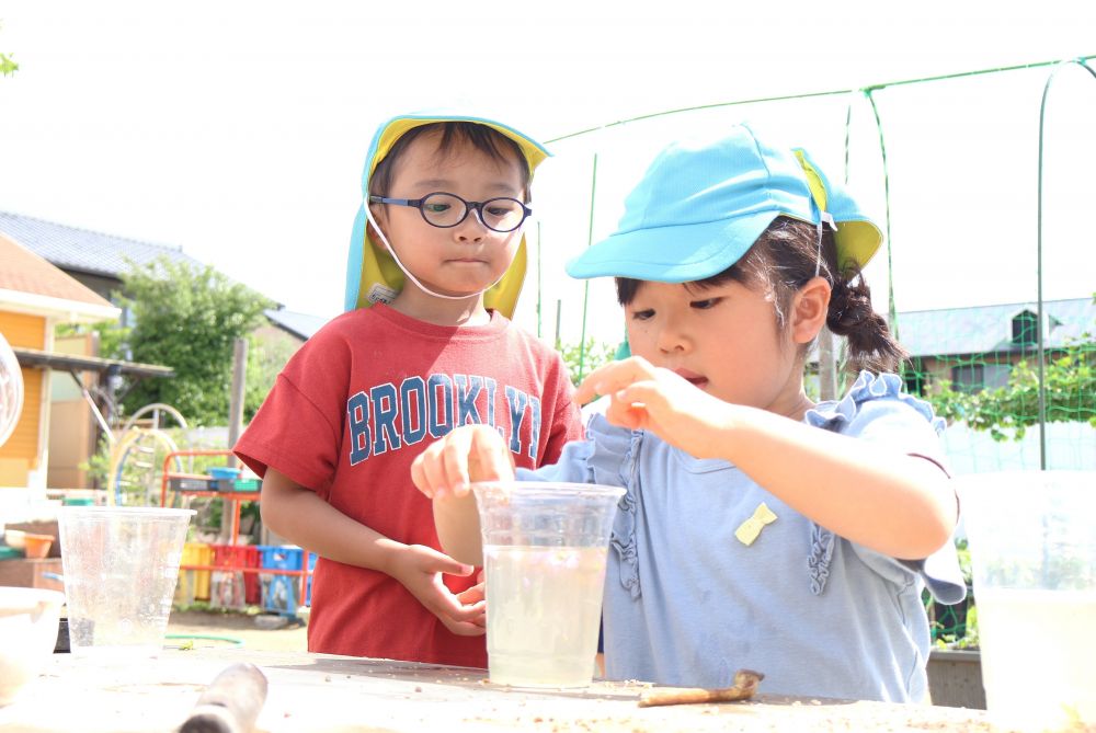 「あ!浮かんだ!」
レモンジュースを作ったHちゃん
花びらが浮かぶことに気付いて位置を調整…
ジュースをさらに美味しくするために工夫中♡