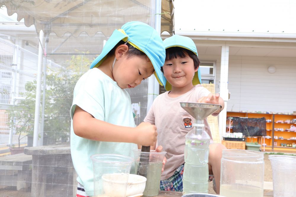 「もうちょっと水入れれそうかね?」
「みて!また色が変わってきたよ!?」
ろうとを使って水の量を調節したり
容器を移し替えてみたり…
さまざまな道具を使って、試行錯誤☆
その季節ごとの花でしか出せない色を
楽しんでいければと思います♡