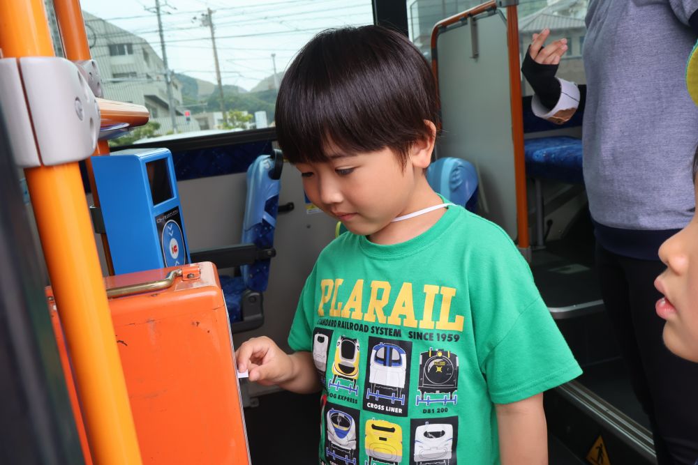 『乗るときは切符を取るんだよ。
なくさないでね~。
なくしたらお金が高くなちゃうかもよ~。(笑)』
と冗談交じりで
場を和ませてくれる運転手さん♡
その言葉を聞いて
大事に大事に切符を握りしめて
イスに座ります