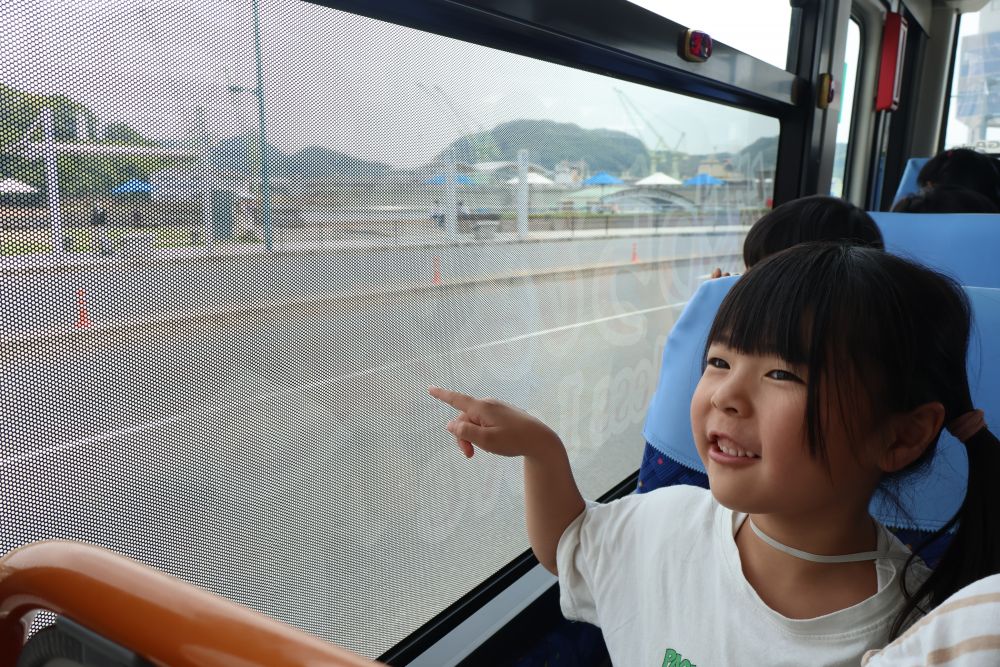 「あ〜ここってみんなでええんじゃん踊ったとこ♪」
「ここの店来たことあるよ~」
「ここの道この前来たよね!
消防車見に行ったとき歩いたよね~♪」
馴染みのある場所に
テンションが上がる子どもたち♡