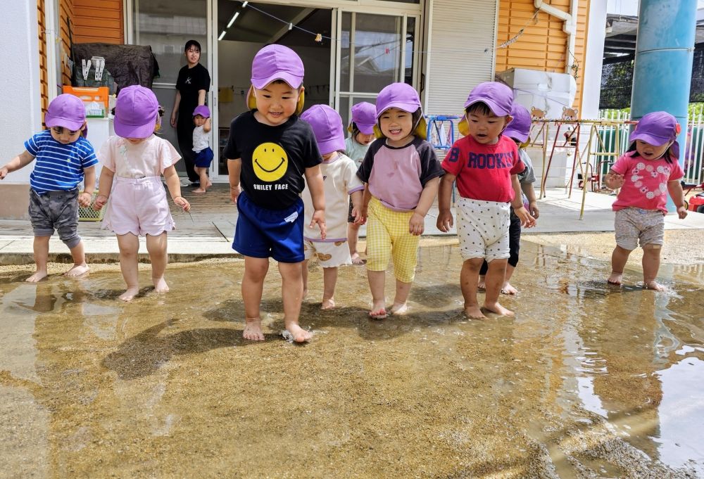 雨がたくさん降った次の日の朝は…
たくさんの水たまり!!
「みんなで水たまりで遊んじゃう?」と、
先生が聞くと、
「あそぶー!」 「はやくいこー!」と、
みんなワクワク♡
今日ははだしで☺️
最初はみんな、そーっと…ゆっくり入ってみる。