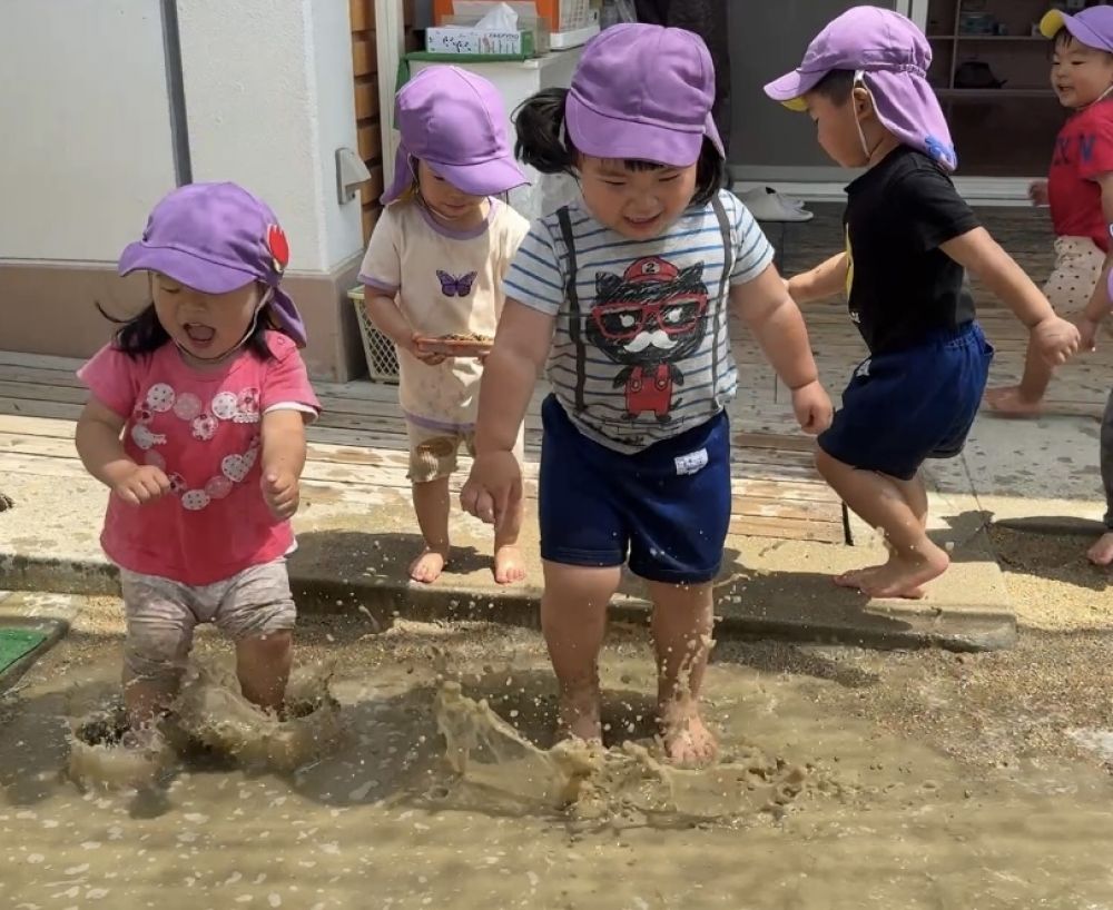 ここから跳ぶと、
ものすごいしぶきがあがるよ!
少し段差のある場所を見つけて、
跳んでいると、
友達がたくさん集まって来て、
みんなでせーので跳んだよ😁