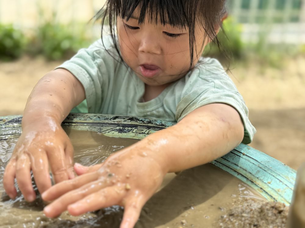 Tちゃんは、
タイヤの上にすくった水をためて…
ジャブジャブと水の感触を楽しんでいました😌