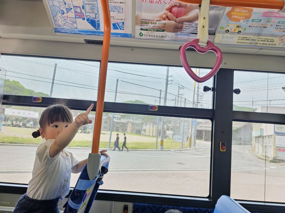 「はーとみーつけた♡」
ハートのつり革を見つけたRちゃん🥰