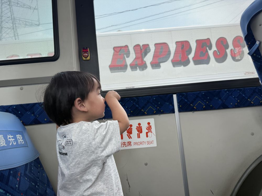 バスがとまったら、
隣に大きなトラックが来たよ!
車が好きなMくんは大興奮🙌
指をさして、教えてくれました♪