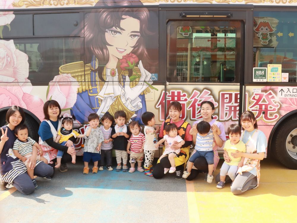 備後開発のおのみちばすが園に来てくれました♡
大きなバスは迫力があり近くで見るともっと大きい!!
乗り物大好きなみんなは目が輝く・・・♡
ウサギ組ヒヨコ組さん♡