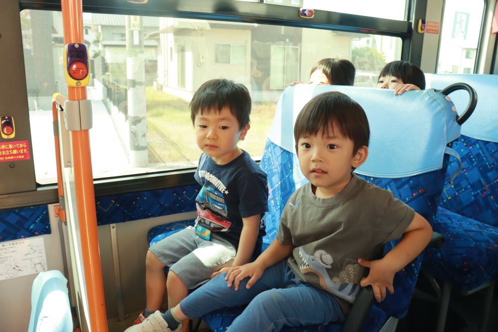 家庭でバスに乗ったことがある子も・・・
今日初めて乗った子も・・・
バスの中に入って座ると大興奮♡
リス組さんからは乗車も!
3人座れちゃいそうだし
足も床につかずぶらぶら~
椅子も大きいね♡