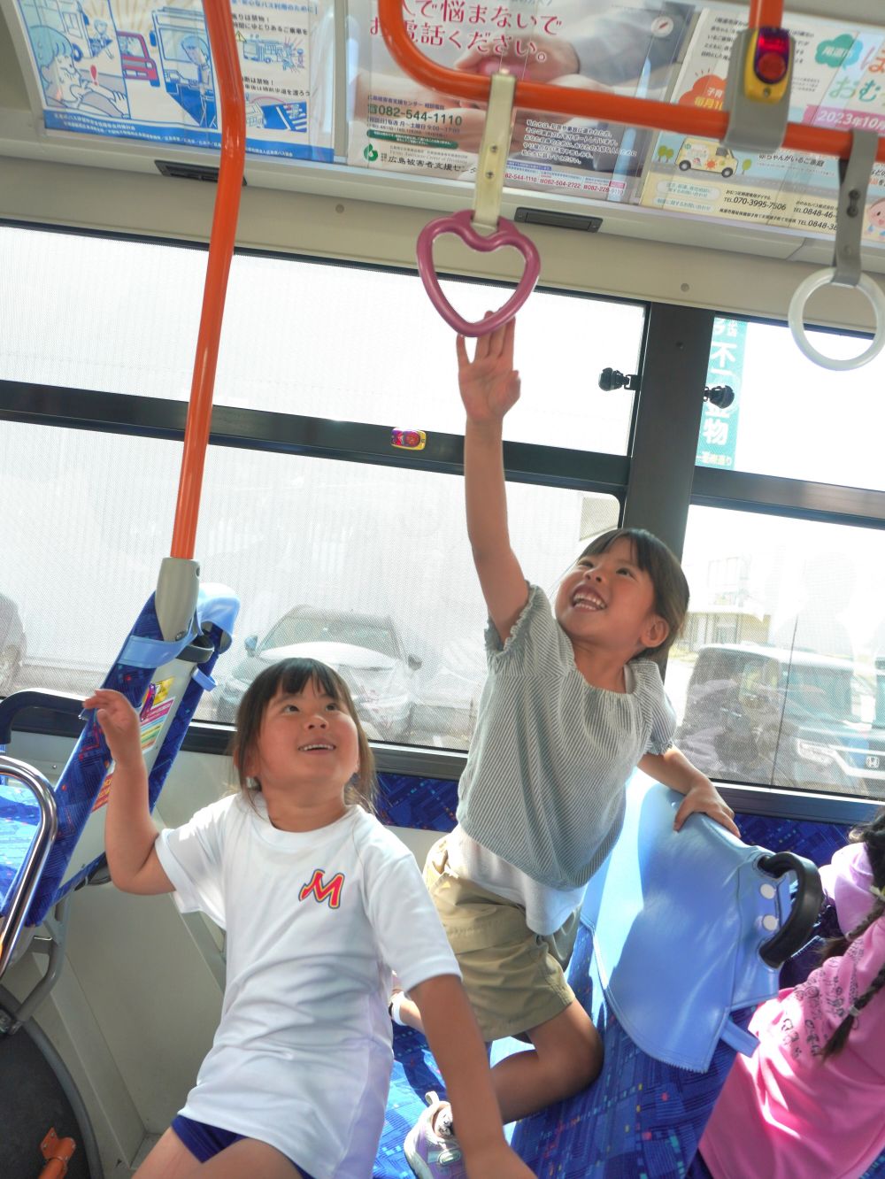 何回乗っても飽きなくて
何回乗っても楽しい!嬉しい!
子ども達をずっと興奮させてくれるバス・・・
バスの中をゆっくり見学することができました♡
「わーーハートの持つところじゃー!!」
「めっちゃかわいいー♡」
「運転手さんの帽子もハートがついてる!」
「すごいこのバス!ハートのバスなんだね!」
ハートのつり革に目がハートの子ども達♡