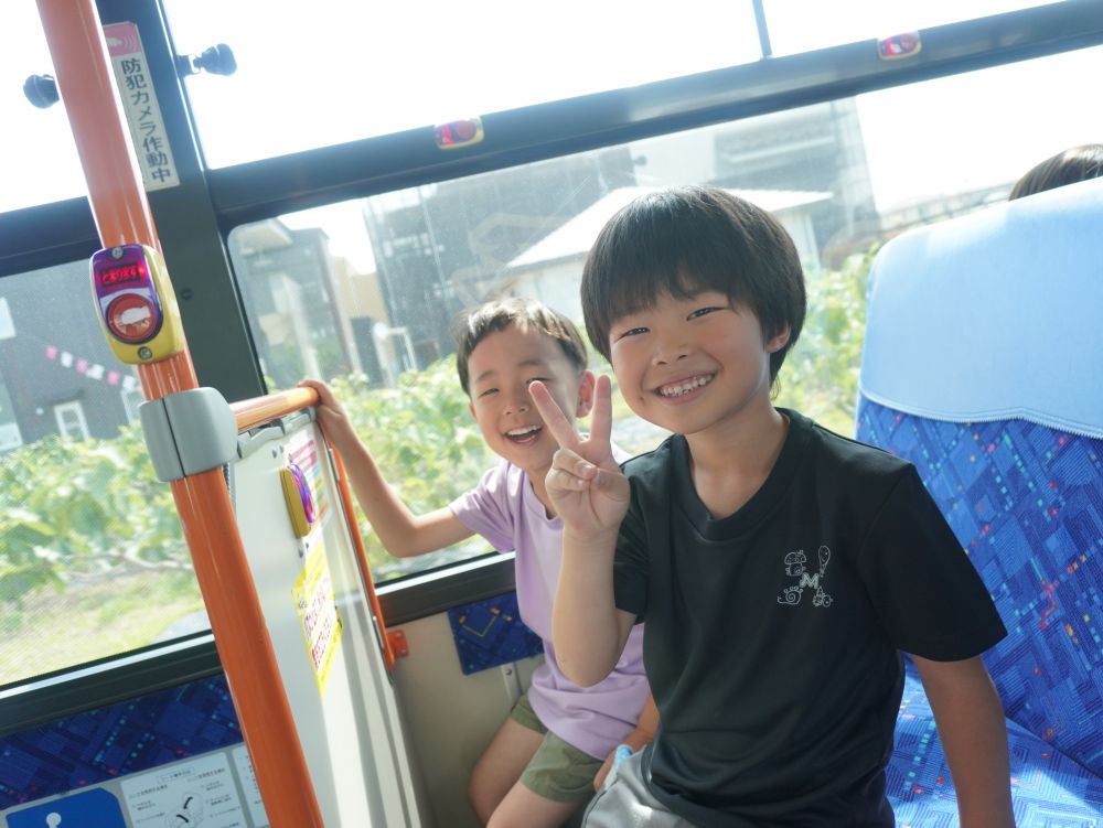 キリン組さんは・・・
バスに乗ったら動いて出発しました!!
まずは園の周りをぐるーっと回って・・・