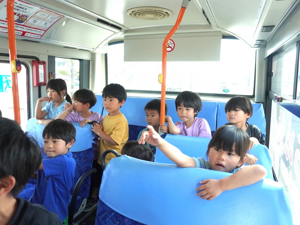 「あっここいつも行く黒崎水路じゃ!」
「消防署だー!前来たよね~」
「石公園もある!」
さてどこに行くのでしょうか♡
みんな少しドキドキ…ワクワク…