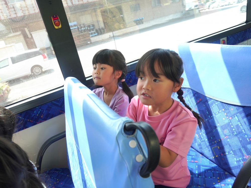 バスだけでなくみんなを楽しませながら
安全に送り届けてくれる運転手さん・・・
クイズをしたり
ボタンをたくさん押させてくれたり
普段乗るときとは違う感じで楽しめました♡
「次の信号で右と左どっちに曲がるでしょうか」
「右ー!!」
「せいかーい!」
「このバスはスタバのいドライブスルーを通れるでしょうか」
「通れないー!」
「そう高さが足りなくてバスの上が壊れちゃいます!」